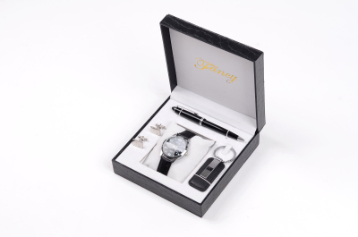 Simple and stylish men's gift sets, watches, key chains, cufflinks holiday gifts