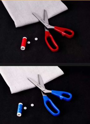 Toothed cloth scissors with plastic handle