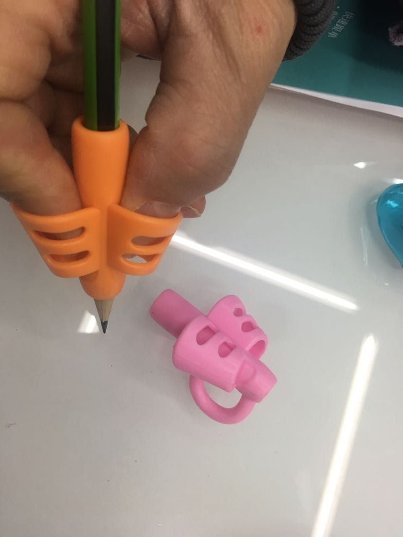 新款双指握笔器，四色，有各种包装，欢迎选购