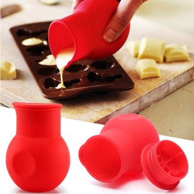 Silicone chocolate pot melts chocolate pot into the microwave oven oven