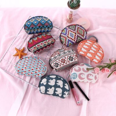 Lovely decorative pattern linen lady cosmetics receive carry on the hand cosmetic bag shell shape hand bag