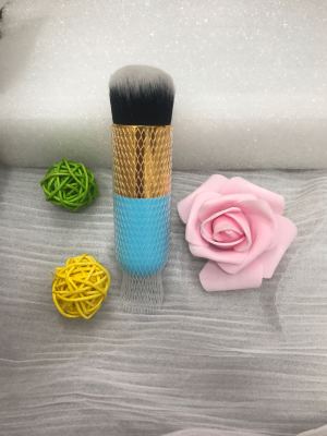 Gently Brush on the face soft and delicate blush Brush