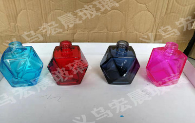Manufacturers sell delicate polyhedral aromatherapy bottle transparent spray glass aromatherapy bottle glass decorations