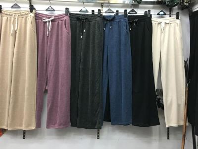 Wide leg leggings are worn over vertical cotton wool in 2019