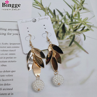 New 2019 versatile hipster earring simple metal leaf shape band with small pearl round earring drop