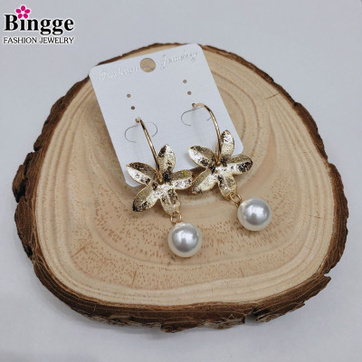 2019 new fashion personality temperament temperament women with simple metal flower shape with pearl women manufacturers direct