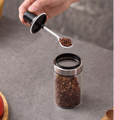 Seasoning shaker with spoon seasoning pot transparent cover integral glass salt shaker pepper seasoning shaker