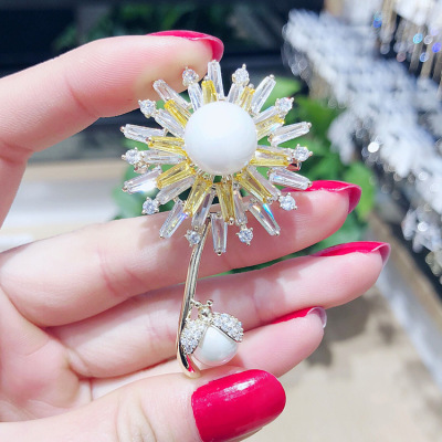 2018 New Rotating Zircon Pearl Dandelion Chafer Brooch Women's Cardigan Pendant Clothing Accessories Corsage
