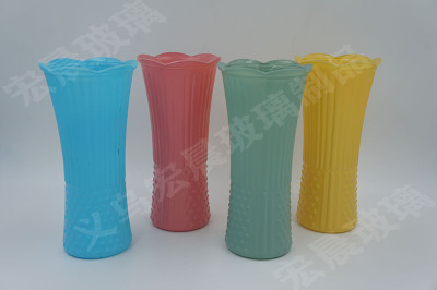 The new products are available in a variety of 20cm high glass vases with lace edges and jelly colored glass vases