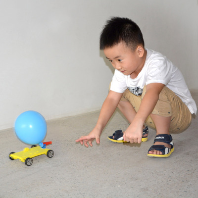 Students' homework teacher xing balloon car technology small production STEM science lab