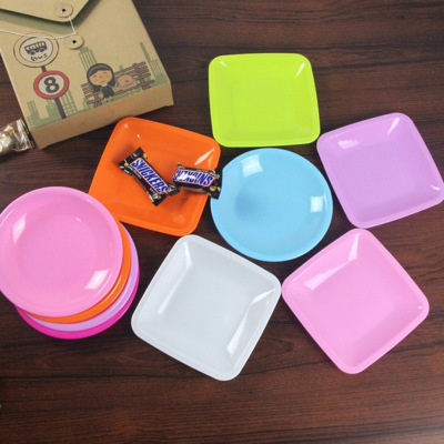 Containing the bone dish containing Plastic plate on the Plastic colored small plate