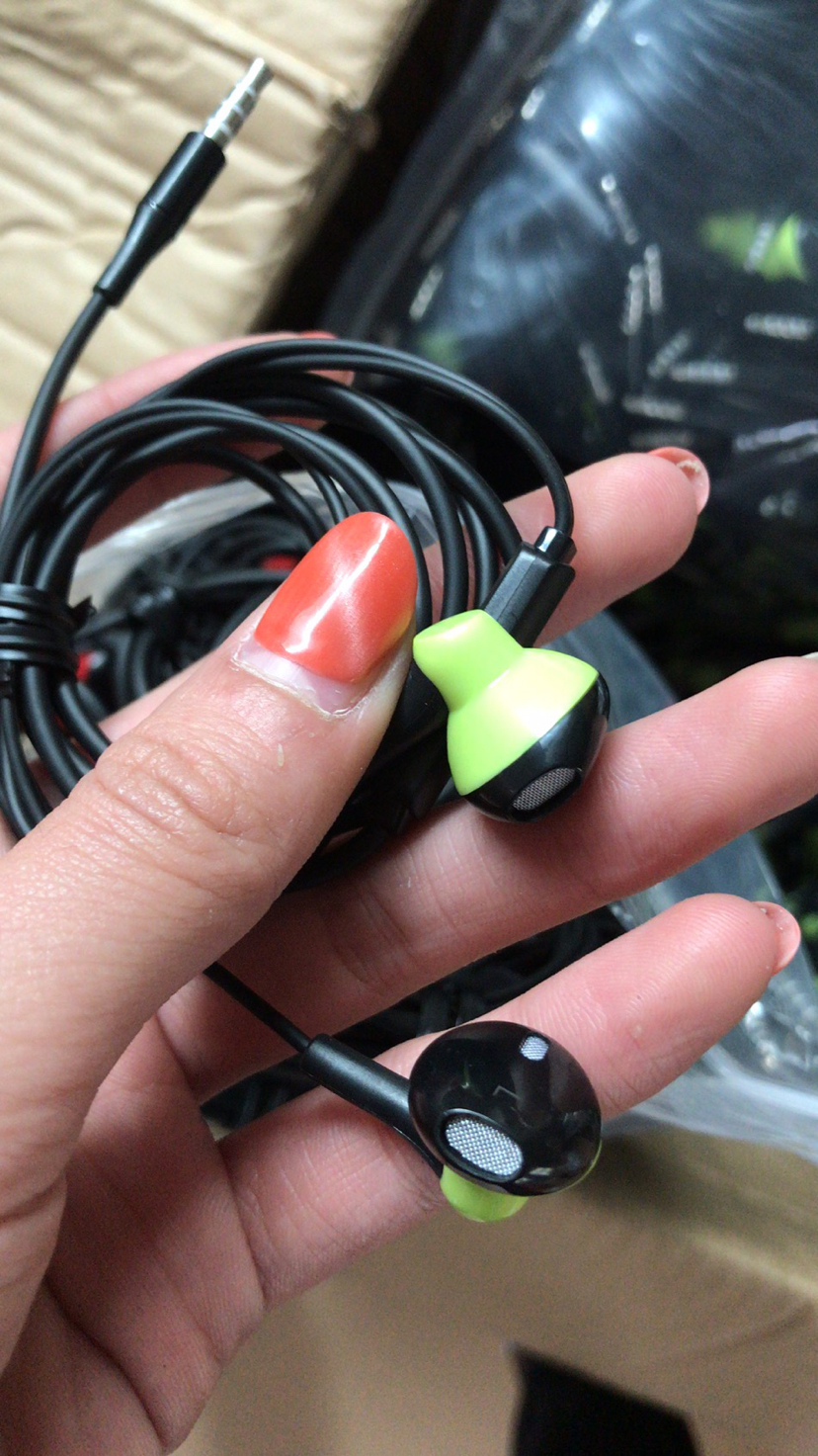 新款带唛耳机，TpE线材，做工精致，音质不错。展示盒包装