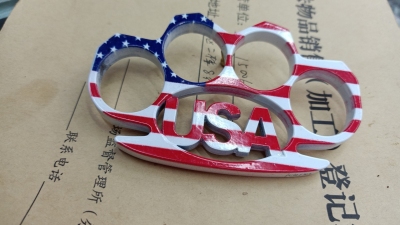 Wholesale high-end outdoor martial arts supplies American flag four-finger fist buckle, finger tiger,