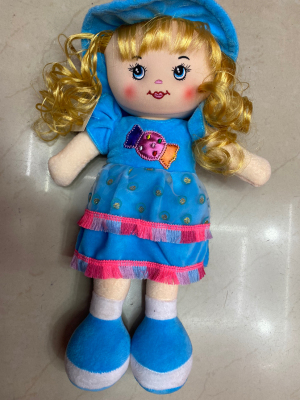 Children like to practice dolls