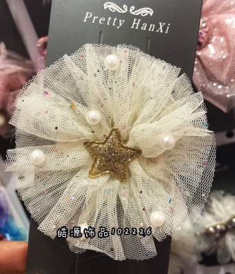 The pearl flower in The girl's baby hairpin