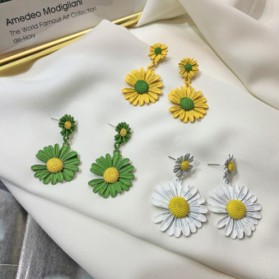 Korea east door spring new small Daisy pure and fresh flowers sweet girl super fairy sen system temperament earrings