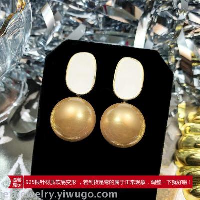 Pearl earring female Korean character web celebrity contracted cold wind earring 2020 new fashion high-end sense earring