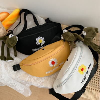A new south Korean fashion bag with A small Daisy bag for women has become A trend