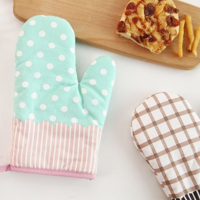 The new idyllic, thickened, checked, microwave oven heat insulating gloves the anti-hot gloves