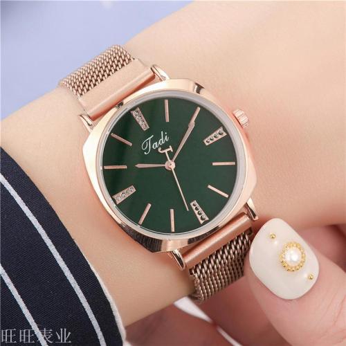 Tiktok Same Foreign Trade Hot Selling Women‘s Fashion Magnet Strap Watch Factory Direct Sales Disc Diamond Quartz Watch