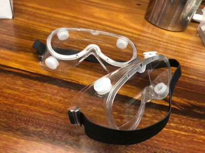 Completely closed with a hole to protect eyeglasses from spatter, droplet, fog, dust, and goggles