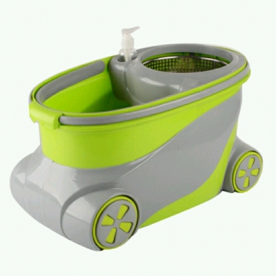 Sports car rotary towing bucket four -- drive automatic no hand washing bucket with a shake bucket