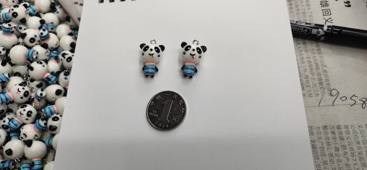 树脂配件耳环钥匙扣挂件。