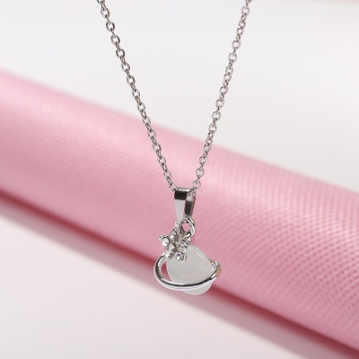Korea Contracted Round card queen head gold coin letter tag necklace Personality Joker temperament clavicle chain