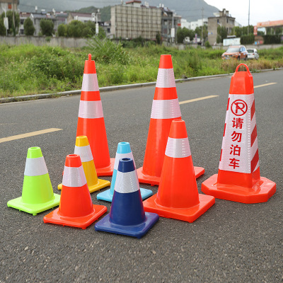 Circular parking of road pile with warning sign pasted with reflective sign cone cone 70cm plastic road cone barrier pile road cone