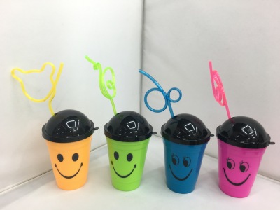 Manufacturers direct 01Z1003 plastic cup juice cup shape straw cup 400ML smiling face water cup
