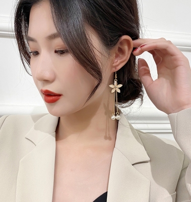 Korean version of fashion temperament flower pearl tassel earrings move joker long face thin five flower tassel earrings
