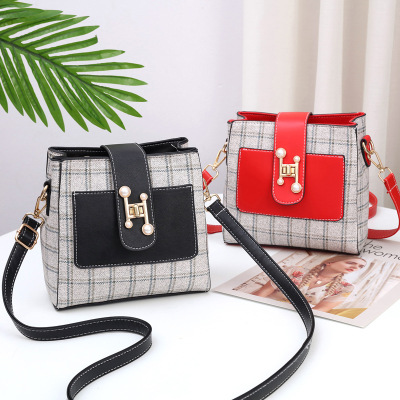 The new 2020 cross-body bag is a modern, simple, striped bag for female students and a one-shoulder bag for women