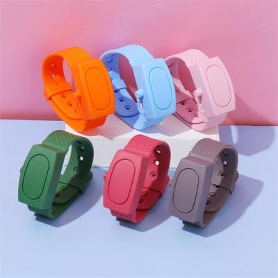 Amazon Hot Portable Silicone Hand Sanitizer Bracelet Silicone Disposable Hand Sanitizer Bracelet Source Factory