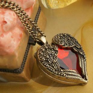 Vintage Ornament European and American Court Necklace Peach Heart Wings Long Necklace Wholesale Long Sweater Chain Female C099