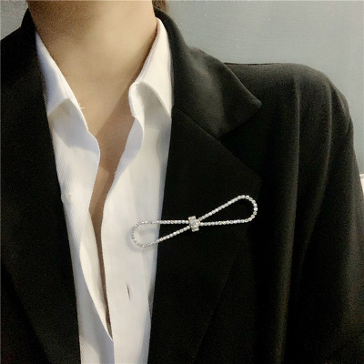 Korean New Rhinestone Bow Brooch Huang Shengyi Same Style Small Suit Accessories Rhinestone Long Pin for Women