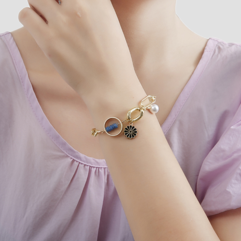 新款花朵小雏菊吊坠手链小众韩版多元素个性手饰女天然石珍珠手链