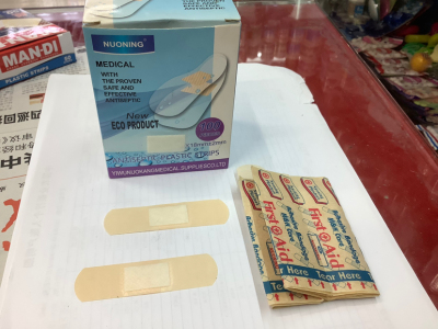 Factory Direct Sales Band-Aid Is Cheap and Fine. The Small Package Is White and Yellow Because the Sample Is Stored for Too Long.