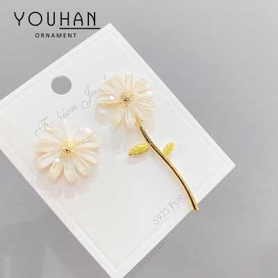 European and American Style 925 Silver Needle Little Daisy Stud Earrings Asymmetric Flower Earrings Women's Fresh Three-Dimensional Flower Earrings