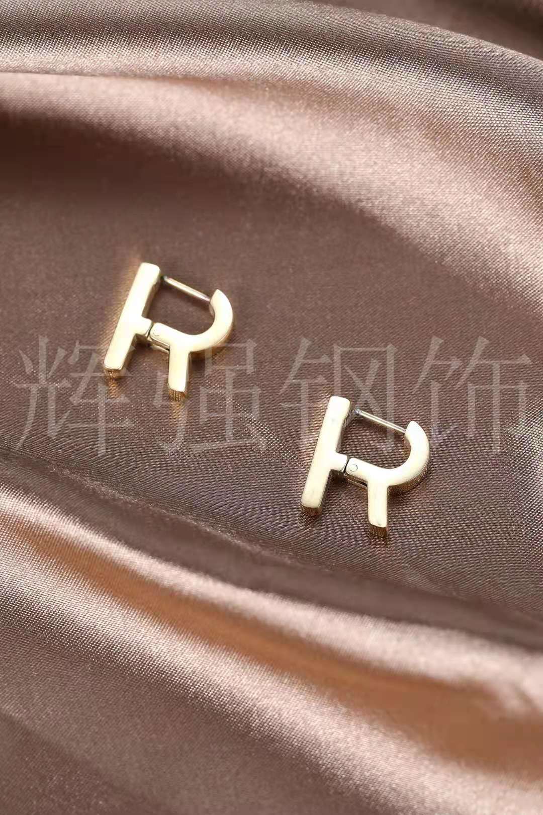 气质多边形 字母款高级 钛钢小巧新款潮2025时尚耳钉不易变形变色