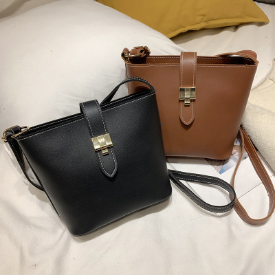 2019 New Trendy Crossbody Texture Ins Fashion Trendy Simple Mori Style Bucket Internet Celebrity Hook Small Black Bag Female