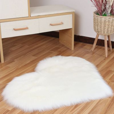 White Plush Wool-like Heart-Shaped Carpet Floor Mat Cute Girl Heart-Shaped Carpet Decoration