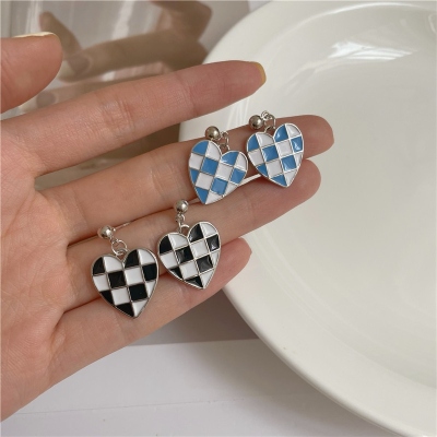 New Sterling Silver Needle Chessboard Plaid Love Heart Earrings Women's Korean-Style Light Luxury Cold Style Small Black and White Earrings Fashion