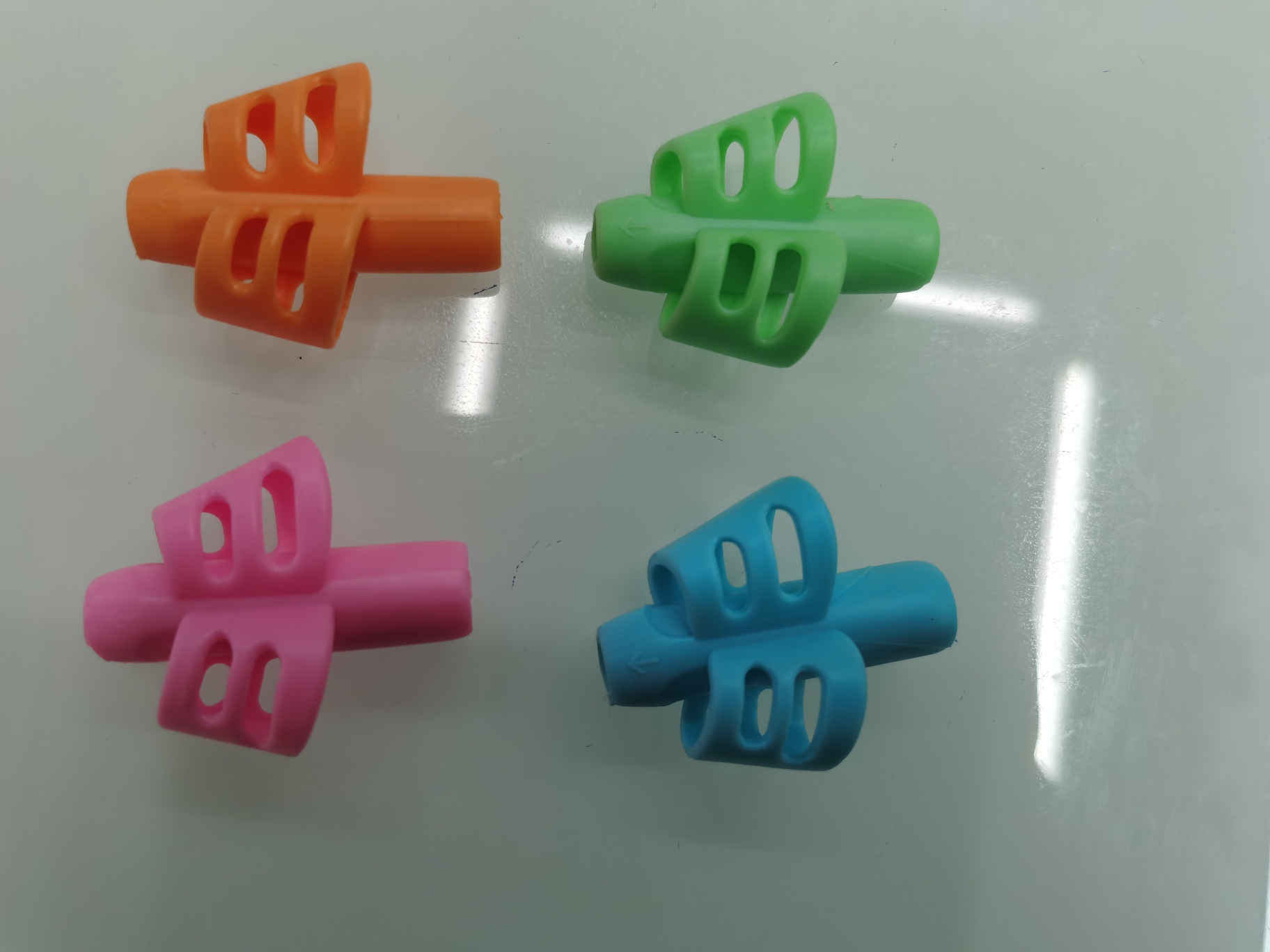 爆款硅胶握笔器 盒装 柔顺舒适 绿色健康