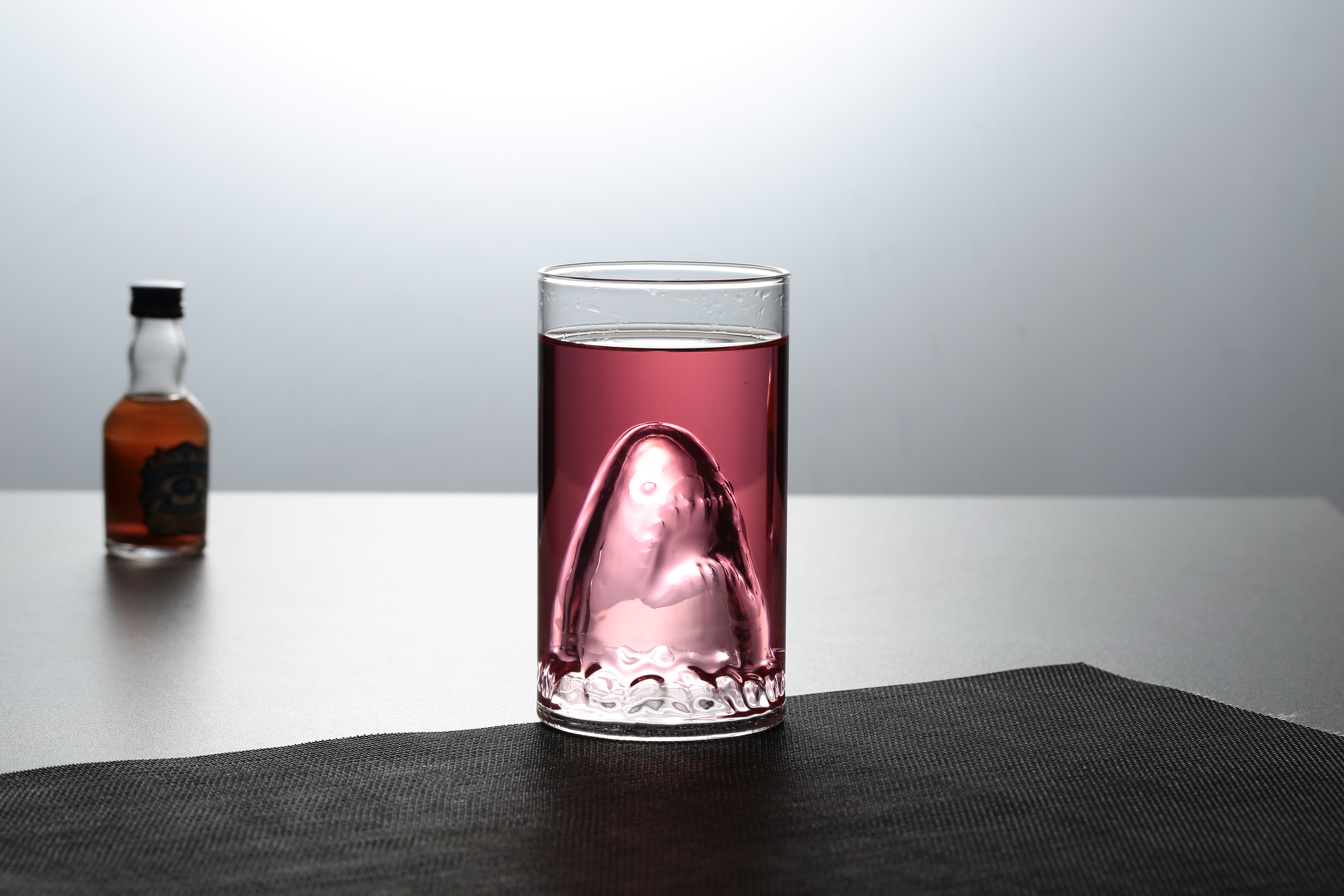 批发人工吹制时尚创意性双层玻璃杯 啤酒杯透明水杯