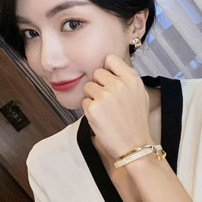 Light Luxury White Shell Plate Bracelet Curved Metal Texture Bracelet Special-Interest Design Korean Style Fashion Trending Bracelet