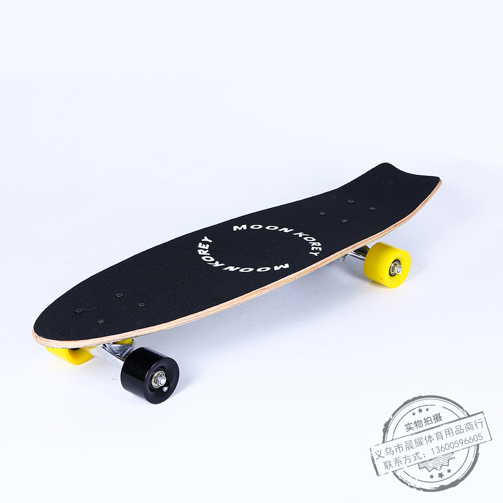 时尚代步小鱼板男女成人儿童四轮滑板枫木个性刷街单翘滑板厂家