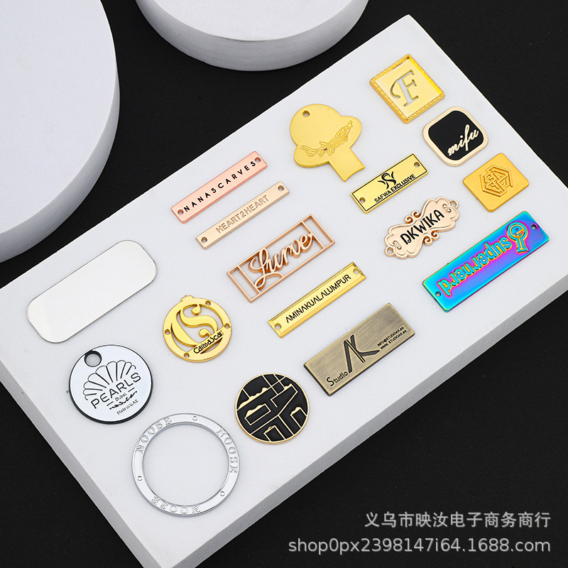 厂家定做服饰肚皮舞服缝线电镀标牌可设计logo图案人物纯字母标牌