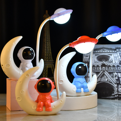 Factory Direct Sales Moon Landing Astronaut Creative Table Lamp USB Rechargeable Spaceman Table Lamp Small Night Lamp