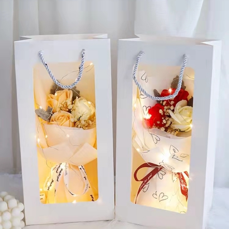 手提纸袋装3朵香皂玫瑰花加永生花满天星加彩色灯串情人节圣诞节