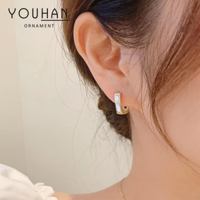 Spring and Summer New Elegant Earrings for Women Niche Design Geometric Shell Earrings to Make round Face Thin-Looked Douyin Online Influencer Ear Clip